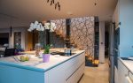 Chantier L'art en lumière par Hervé Porte maitre d'oeuvre Frantz Cazorla & ® Karine Joannet - Cuisine