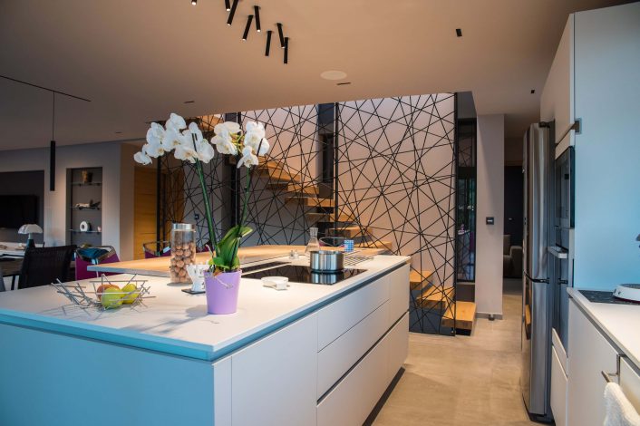 Chantier L'art en lumière par Hervé Porte maitre d'oeuvre Frantz Cazorla & ® Karine Joannet - Cuisine